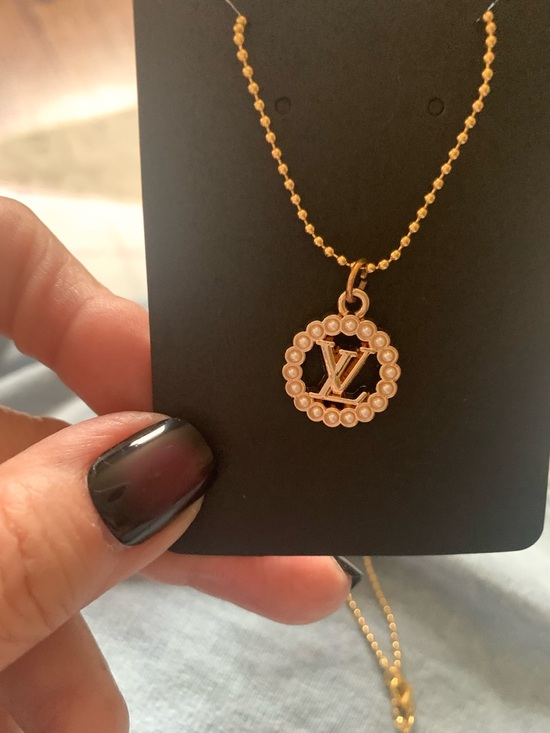 The Unbranded Brand Jewelry - Elegant Gold-Tone Pearl-Trimmed Circle Pendant Necklace